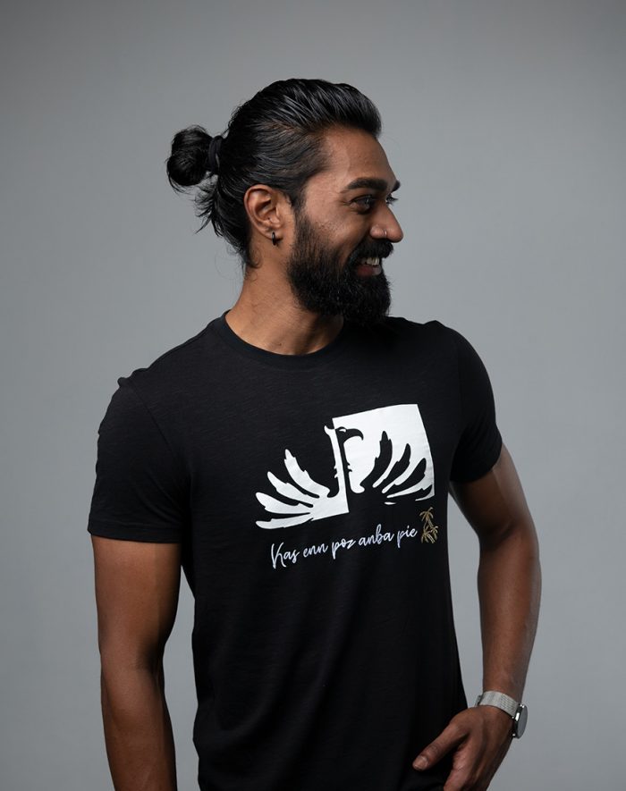 Kas enn poz anba pie - Men fashion t-shirt Mauritius side